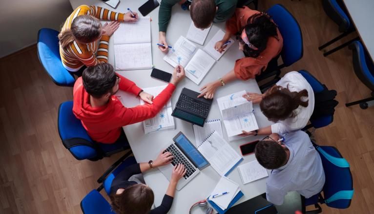 Réviser en groupe permet de s’entraider, de se motiver, d'avoir des échanges et de se donner confiance.